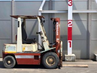 Xe nâng hàng Forklift chạy dầu 2 tấn Nissan EH02