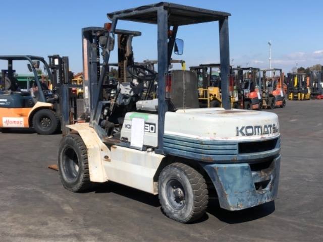Xe nâng hàng 3 tấn chạy dầu Komatsu FD30-11