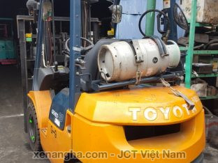 Xe nâng hàng forklift chạy gas 2 tấn Toyota 42-7FG20