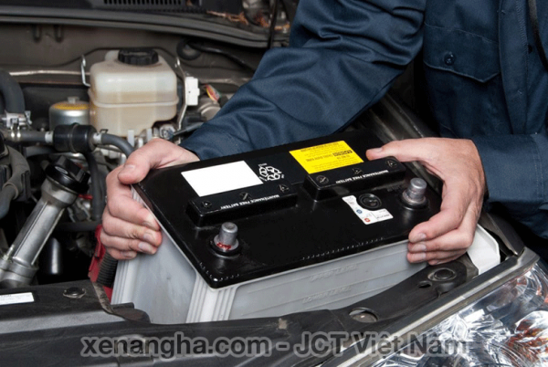Kiểm tra dung lượng bình ắc quy trên xe nâng hàng 