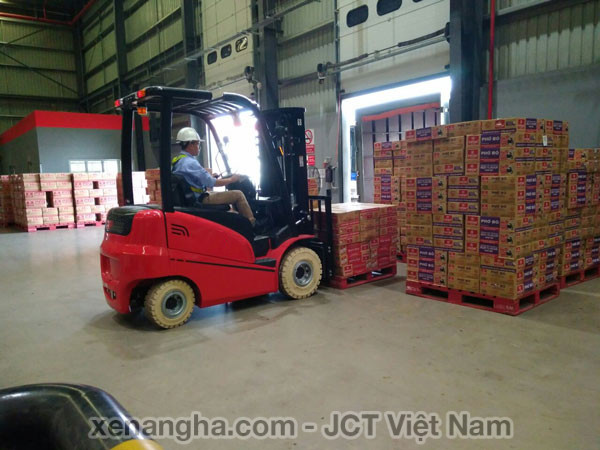JCT Việt Nam bán xe nâng hàng chạy điện làm việc tại siêu thị Đà Nẵng