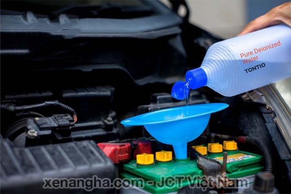 Thêm nước vào bình ắc quy trên xe nâng hàng an toàn 