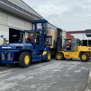 Xe nâng hàng 16 tấn phục vụ rút hàng trong container đưa vào trong nhà máy