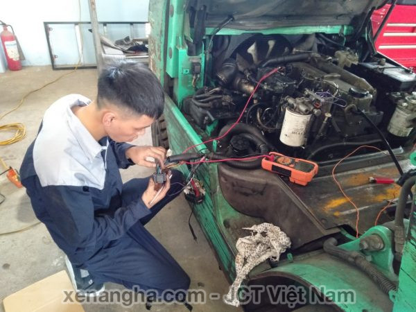 Sửa chữa xe nâng hàng tại xưởng JCT Việt Nam 